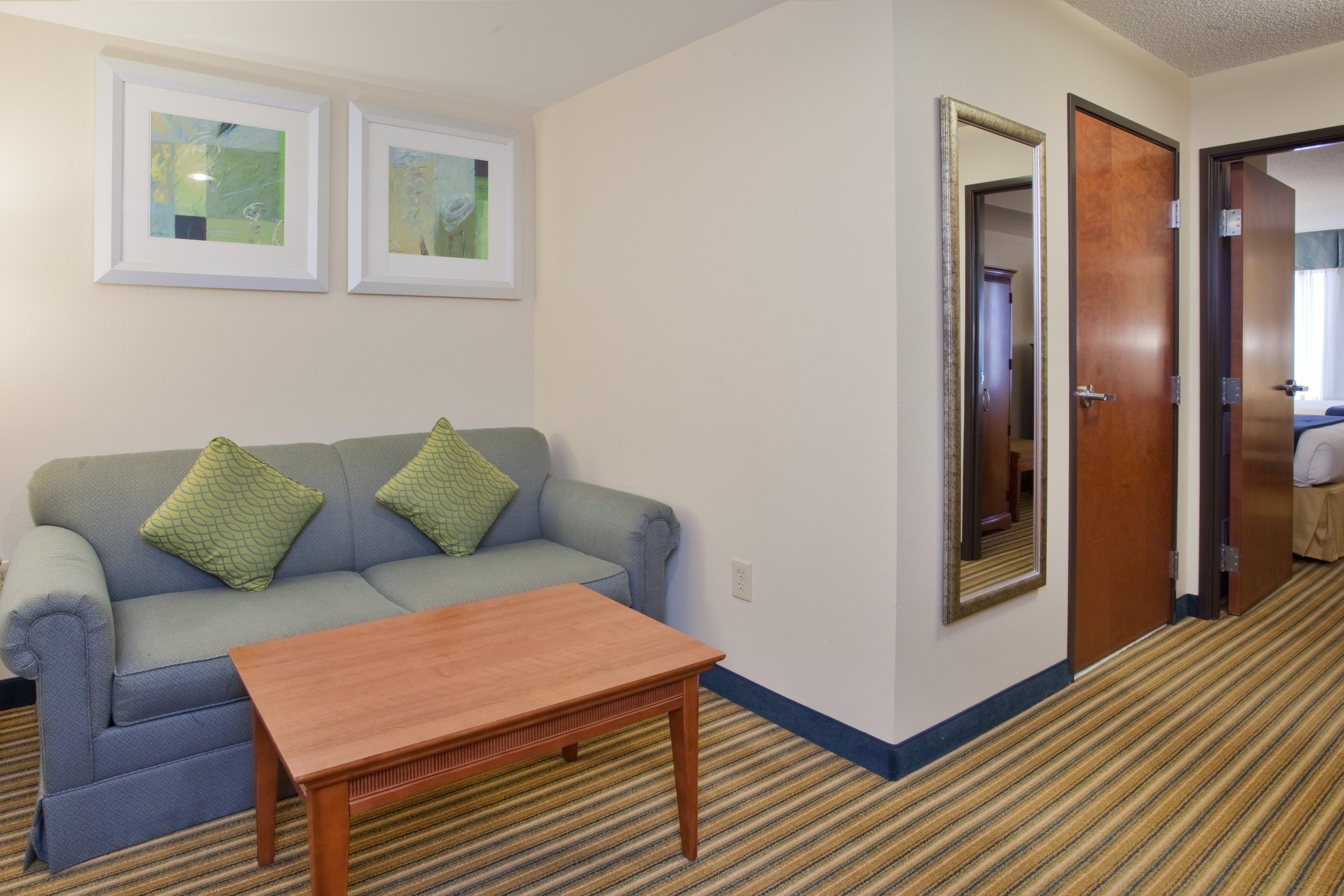 Holiday Inn Express Hotel & Suites Fredericksburg, An Ihg Hotel Exterior photo