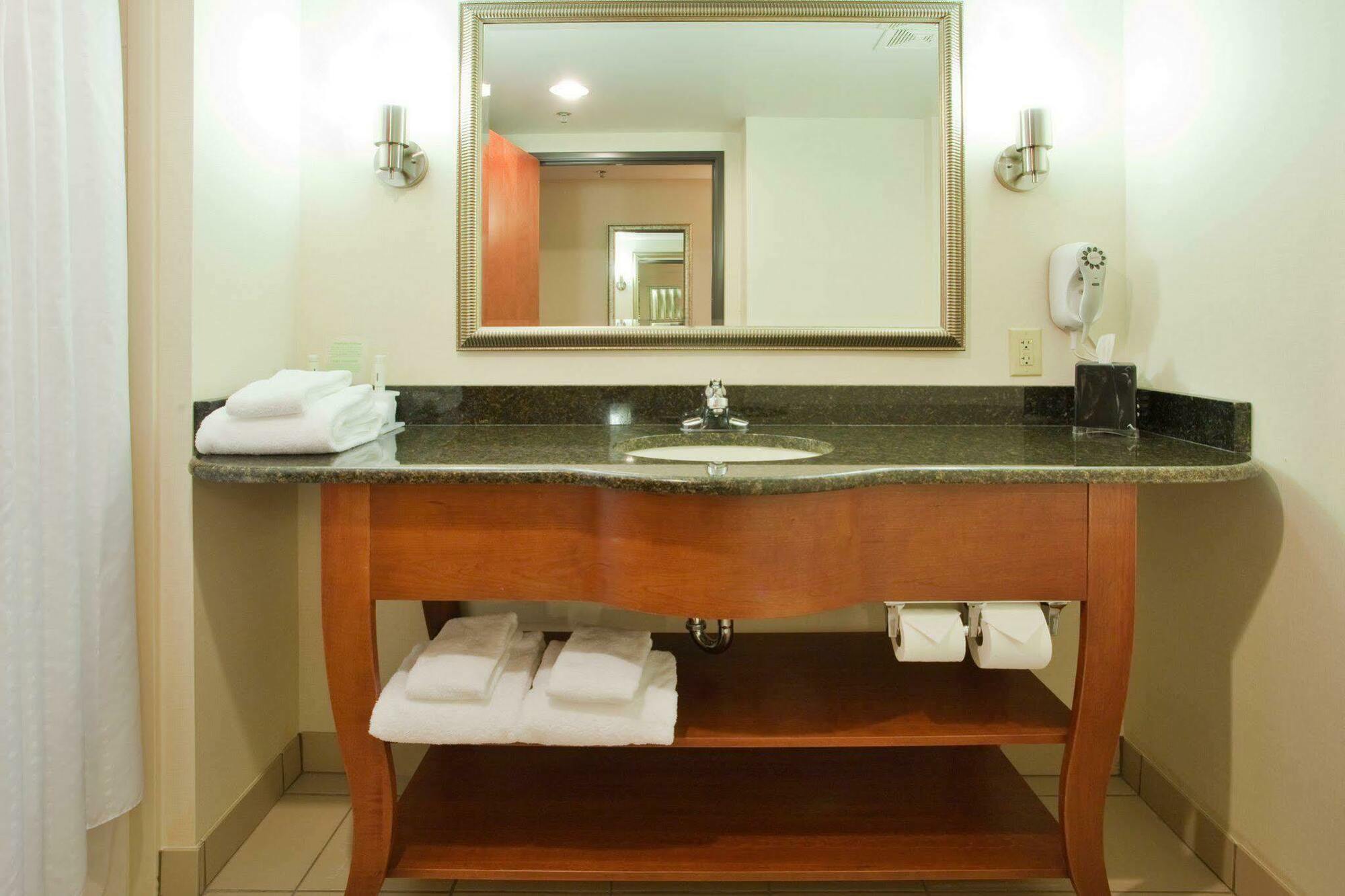 Holiday Inn Express Hotel & Suites Fredericksburg, An Ihg Hotel Room photo